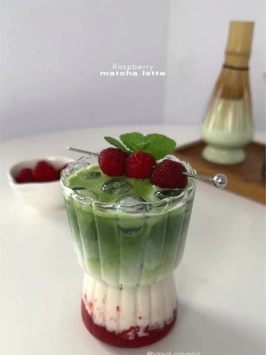 覆盆子抹茶拿铁配蛋糕超棒~