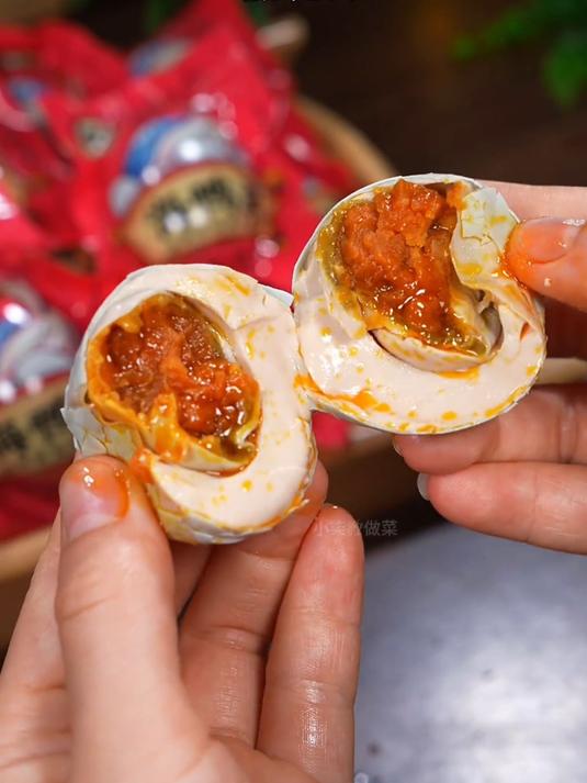 富到流油的咸鸭蛋太好吃了！蛋黄沙沙糯糯的配上稀饭配馒头太香了