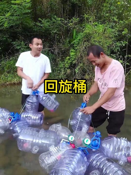 三寸长的斑马鱼被炒到30一条，兴奋的我们在河底布下遍地回旋桶