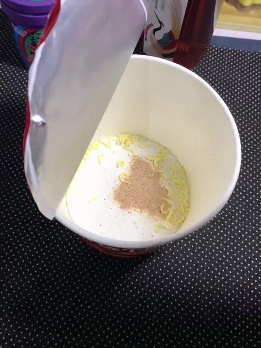 我活了十几年才知道，原来面饼可以直接用来，压泡面的盖子