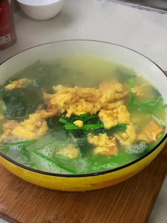秋天的菠菜特别营养,今天用两个鸡蛋做一大锅菠菜汤
