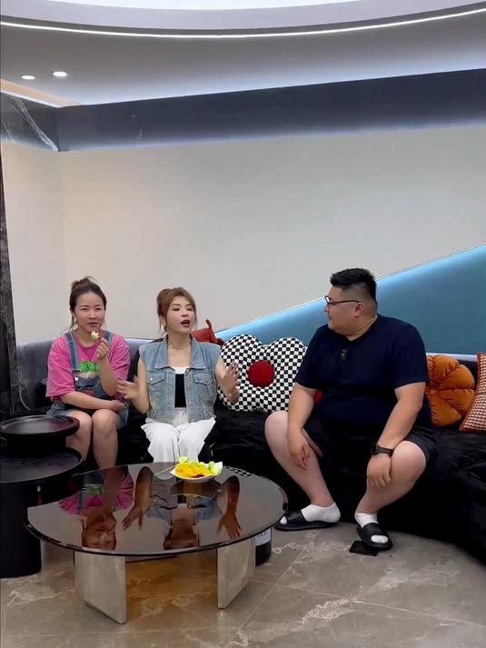 带猴哥体验下南方的菜市场，必须来个全蟹宴