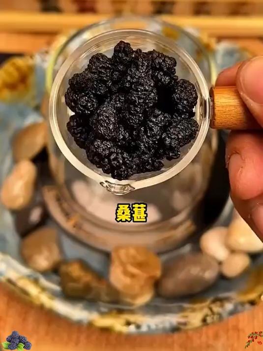 食材间的奇妙组合,桑葚枸杞桂圆茶,带来意想不到的惊喜