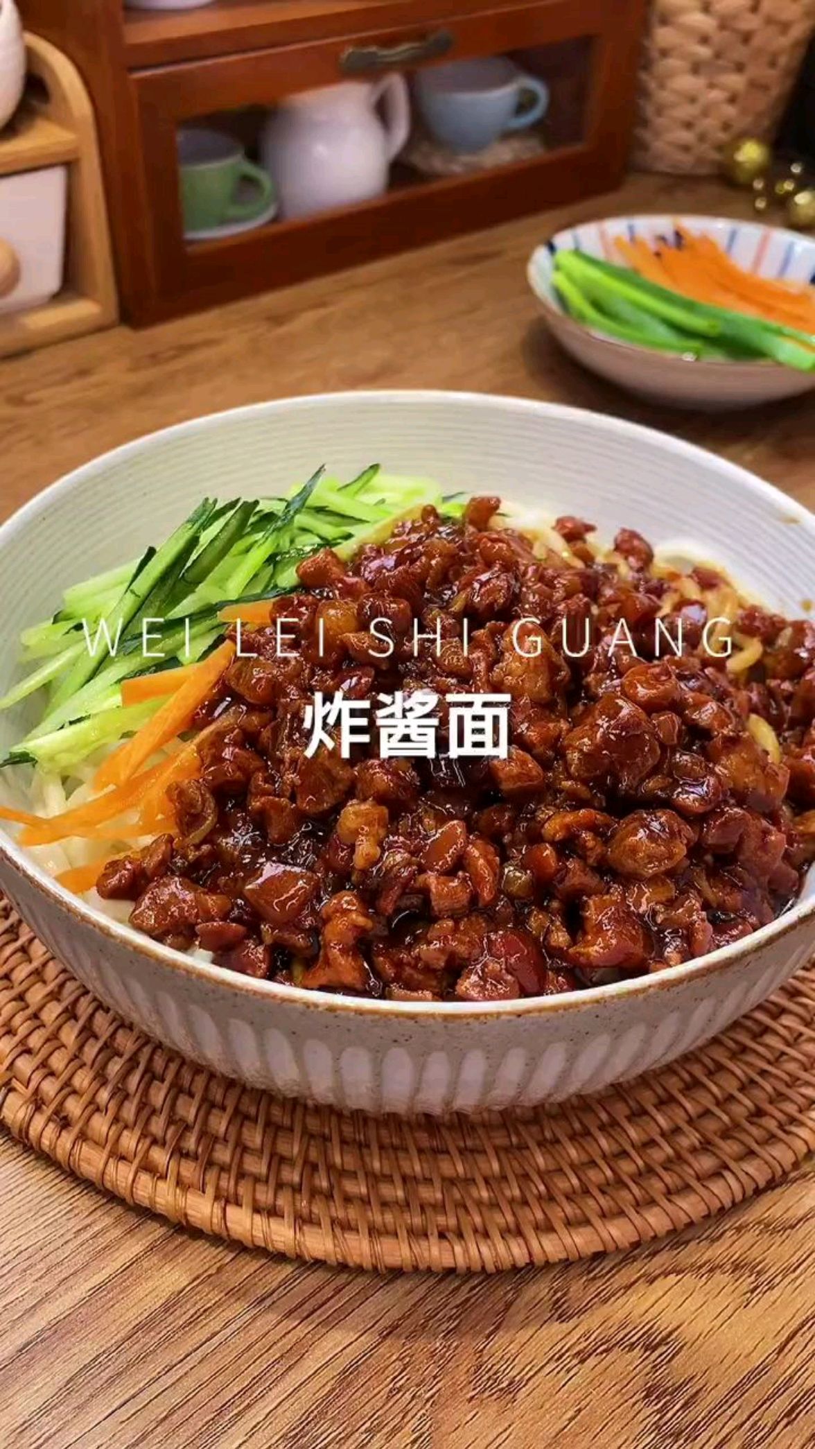 没什么是一碗炸酱面解决不了的。最简单快速的炸酱面做法。