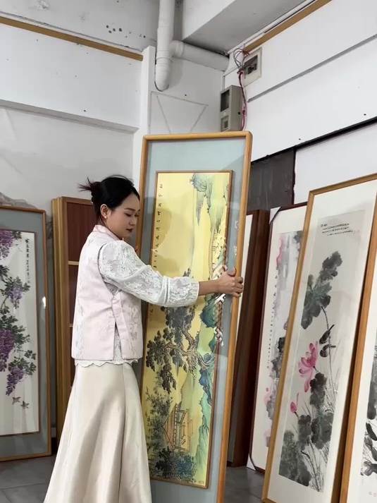 给老板的茶室搭配一幅手绘山水画