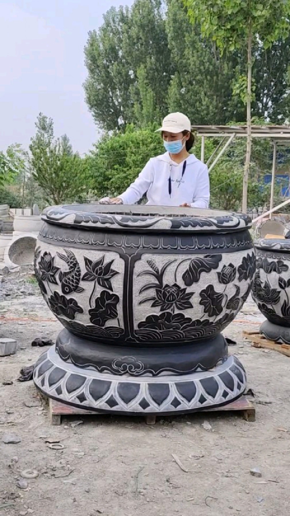 石雕鱼缸搭配莲花底座更漂亮了