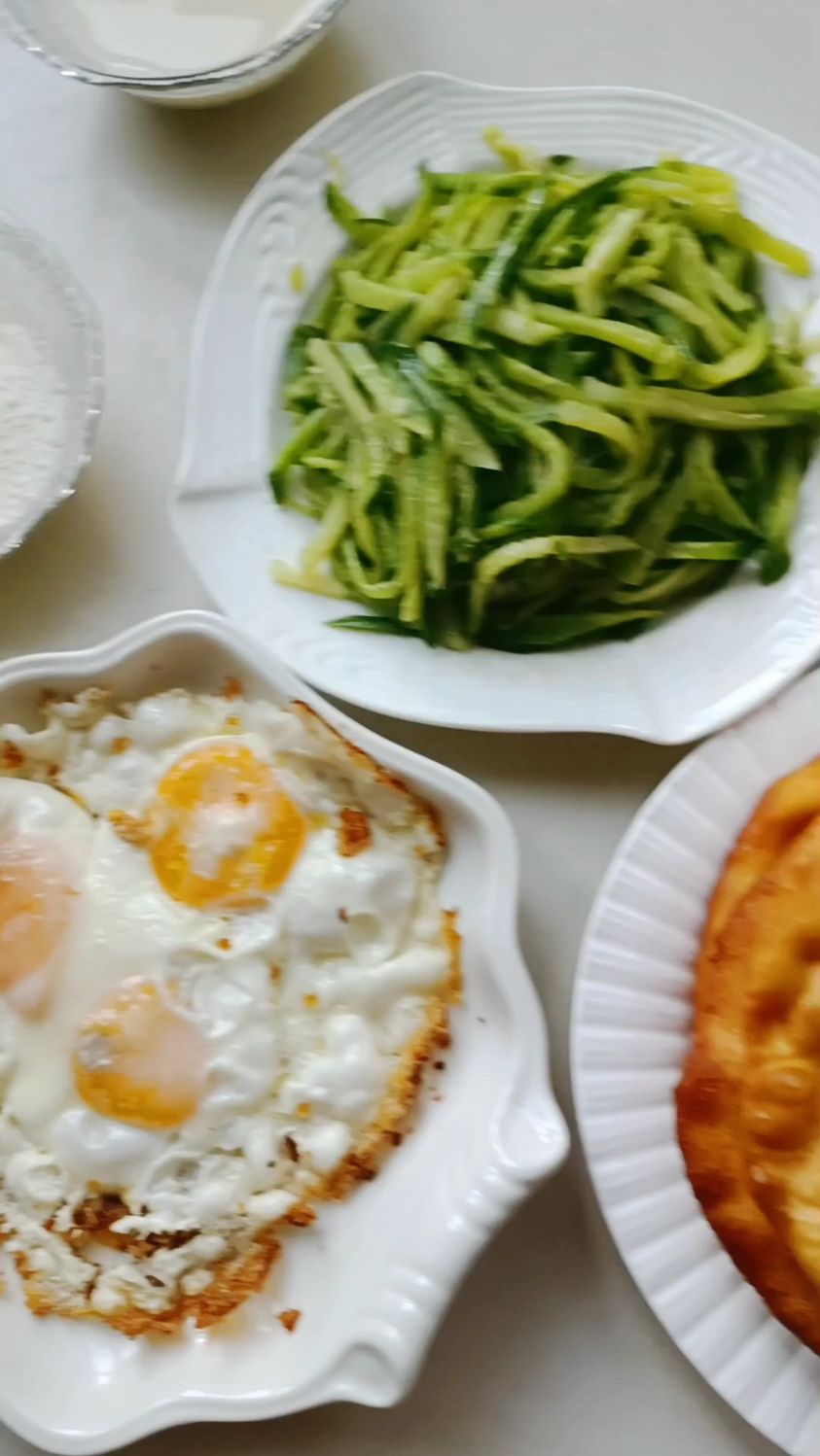 油饼配煎鸡蛋和豆浆做早餐,好吃好做