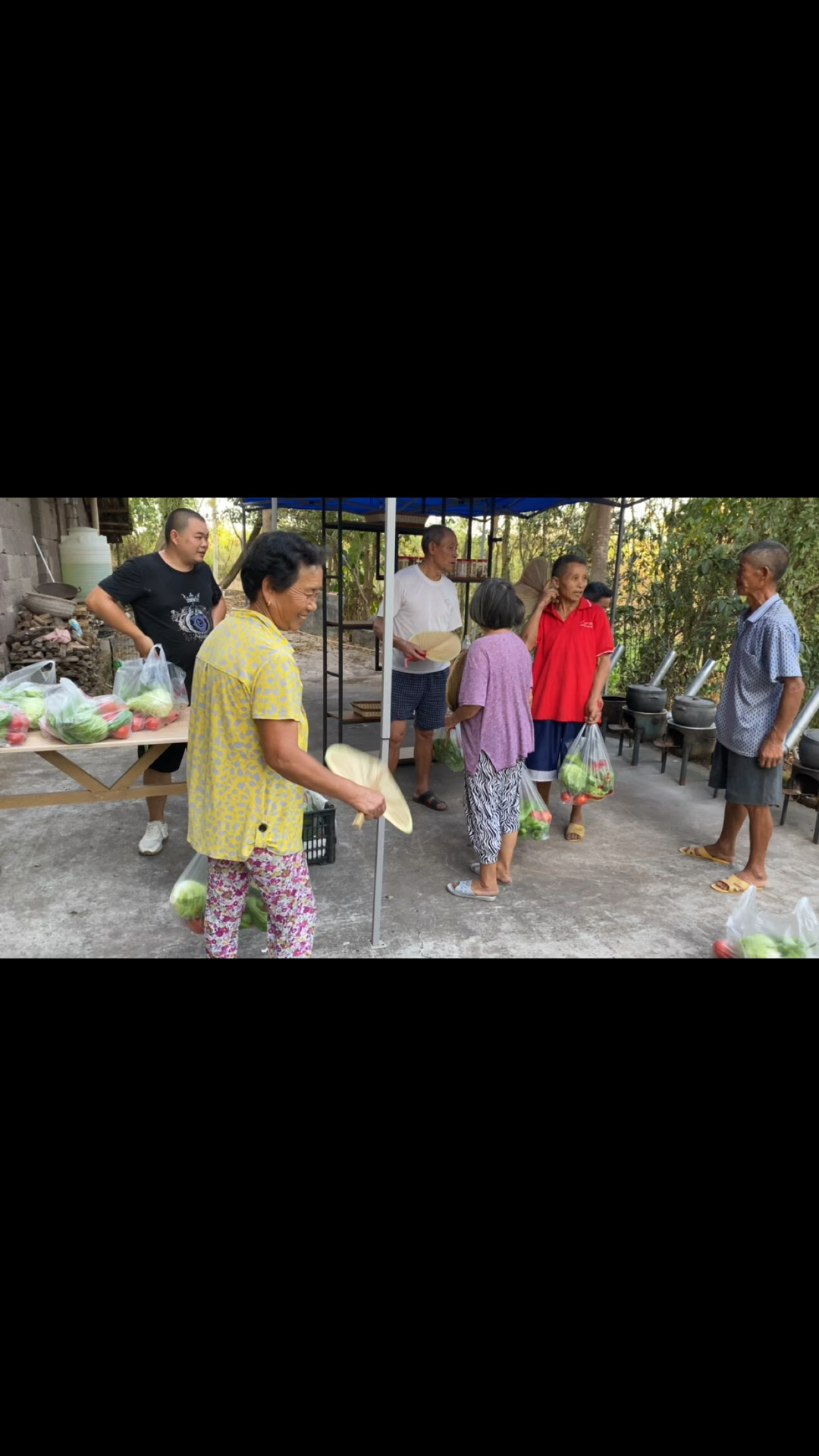 天太热了,今天去批发一些新鲜蔬菜,送给老人们