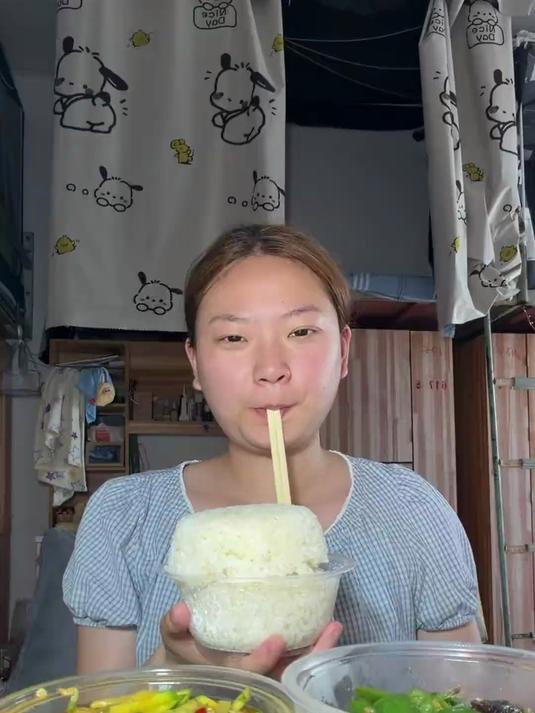 今天吃在食堂买的辣椒炒肉 辣椒炒皮蛋 杏鲍菇炒胡萝卜和南瓜丝还有鸡腿#家常菜##大学食堂#