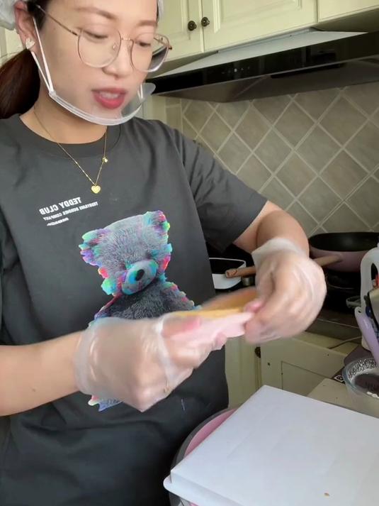 这是她今年生日的第二个蛋糕,其实也不是非要吃蛋糕