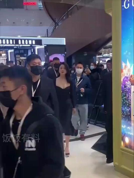 2017年,殷桃受邀出演鸡毛飞上天:我要带人进组,不然这戏我不接