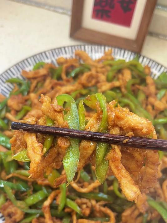 超级好吃的尖椒肉丝,嫩滑鲜香、太下饭了