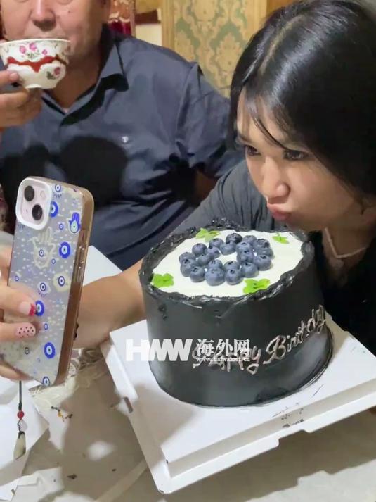 女生拿生日蛋糕美美自拍 不料下一秒爸爸竟然……网友：生日基础 老爸就不基础
