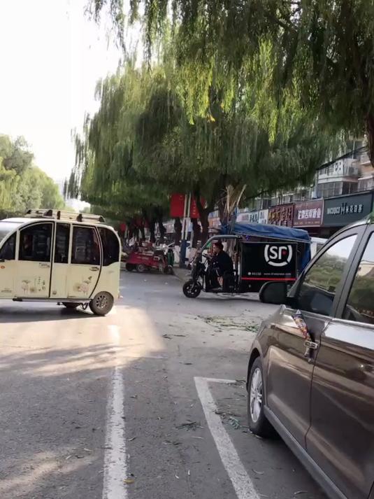 老人真不容易，早上五点起，下午两点了还在卖菜，中午就吃点烧饼