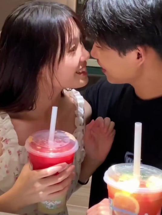 拜托女朋友喂的进口奶茶太甜啦