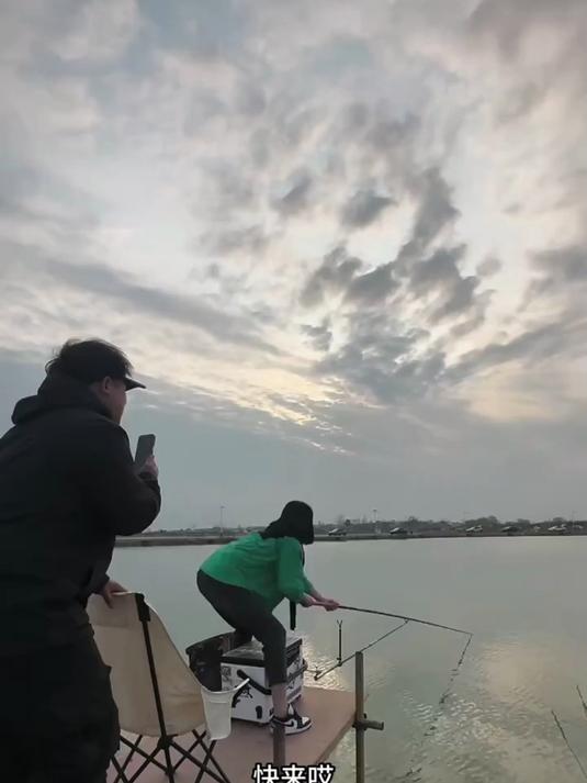 以鱼换物:带老板娘体验钓大青鱼,老板娘钓鱼也太太搞笑了!