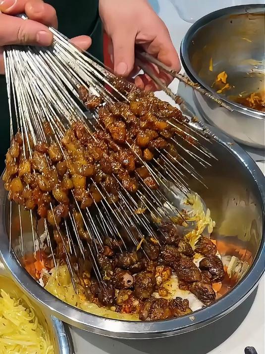 东北街头烤串拌饭!顶配全家福版本!简直不要太香!