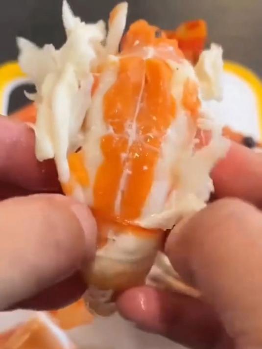 咱这黑虎虾,虾肉鲜嫩多汁,清蒸一下,那鲜味就出来啦,快试试