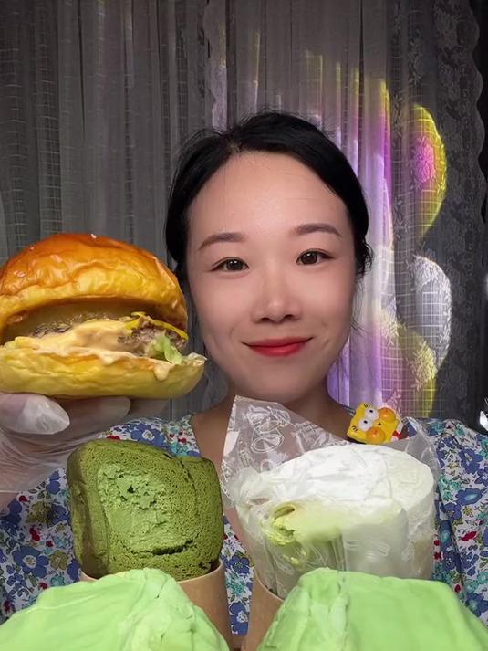 凤梨汉堡配抹茶甜品