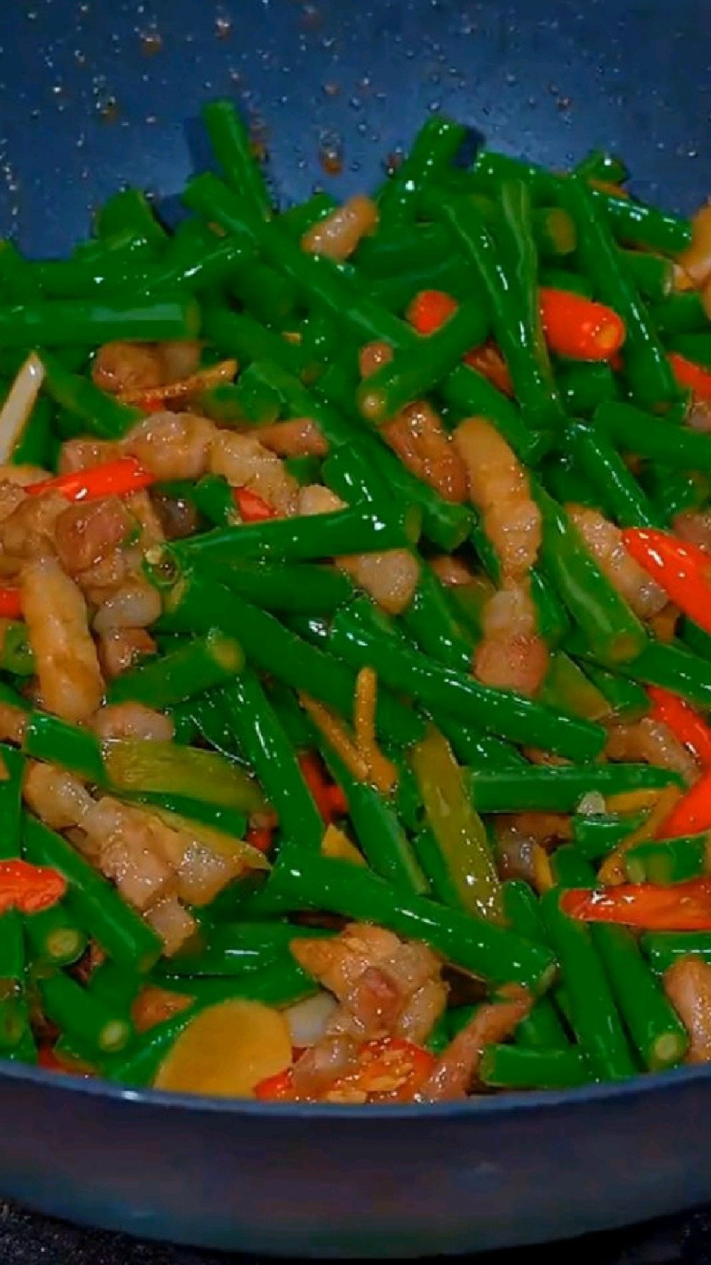 大人小孩都喜欢的豇豆炒肉丝,香辣下饭酱香浓郁,做法非常的简单,你也试试吧