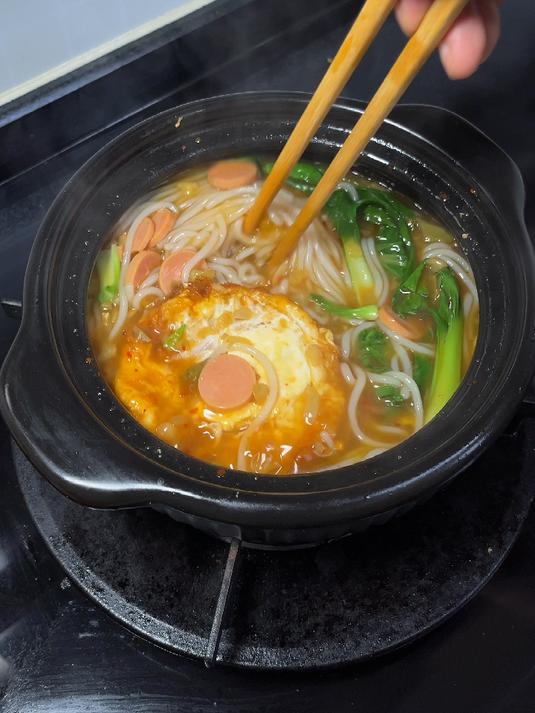 给高中生朋友做的宵夜,榨菜鸡蛋米粉