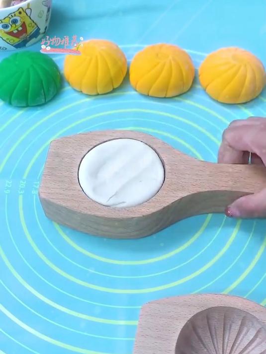 喜欢吃包子的用这款模具,轻轻一按,一个好看又好吃的包子出来了