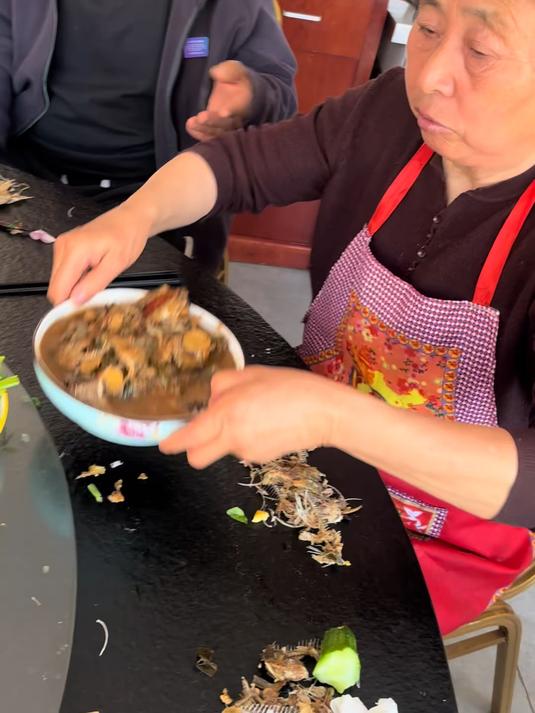 今天老妈给我们做熬鱼贴饼子,才两天没来老爸就念叨我……#记录真实的生活#