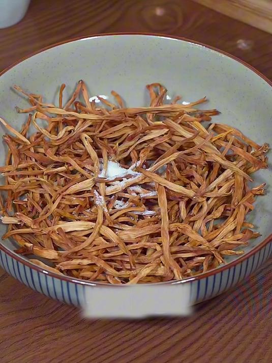 自然晾晒的干黄花菜,保留了其本身的营养,用来炒菜煲汤都很不错