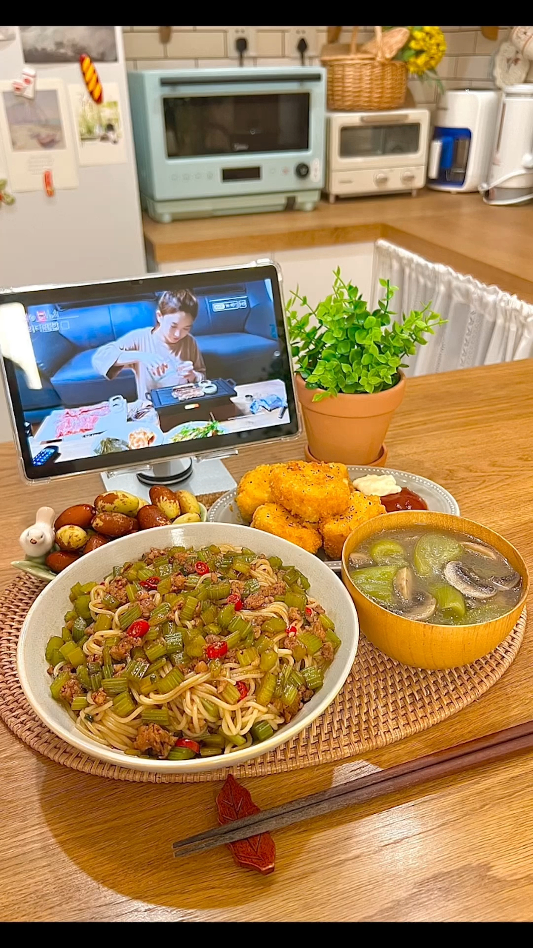 一人食:今天吃芹菜肉末拌面,炸嫩豆腐,丝瓜口蘑汤