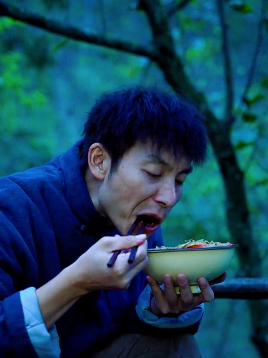 《红薯玉米粥》儿时的味道，配上酸菜炒魔芋、包菜炒粉条。一