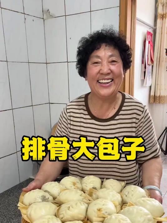 排骨大包子 妈妈亲手制作的排骨包子