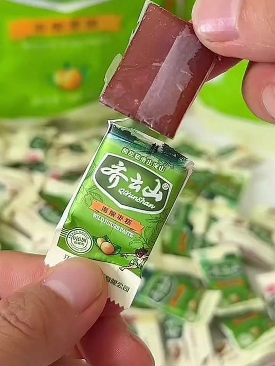 南酸枣糕,配料干净!深山南酸枣打浆制作,吃起来软糯有嚼劲,酸酸甜甜好好吃!#健康零食推荐#