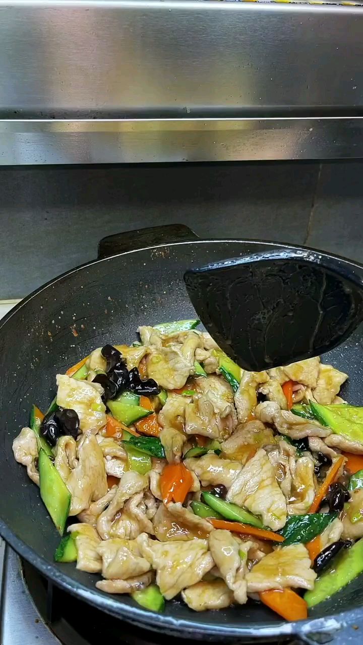 有家人私信我孩子爱吃溜肉片,但是做不好,今天就教大家这道好吃的东北硬菜,零失败