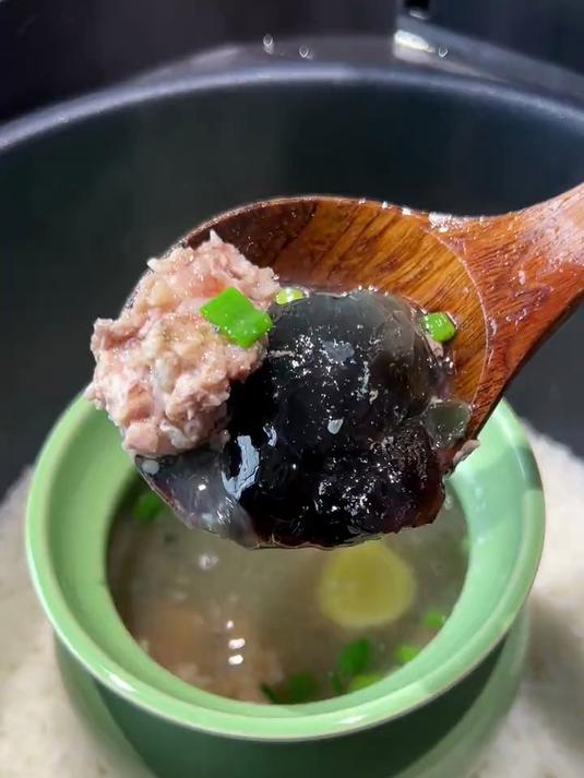 南昌的特色美食,皮蛋瘦肉瓦罐汤!