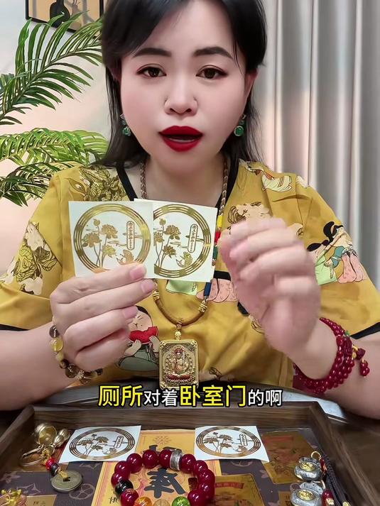 家里有卫生间的,有门对门的就贴上这个锦鲤莲花贴,寓意美好!