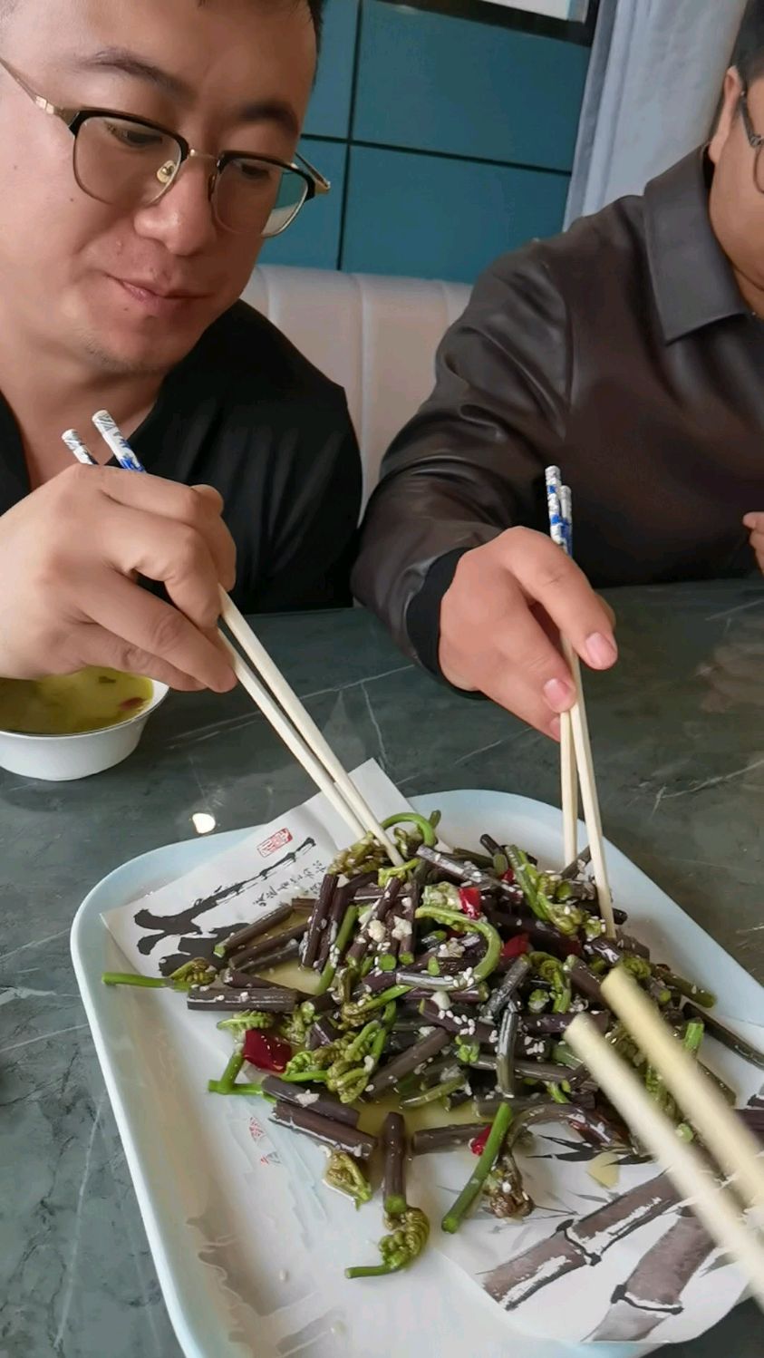 星辰小海的西北美食之旅:陇南站 蕨菜 爆炒牛犊