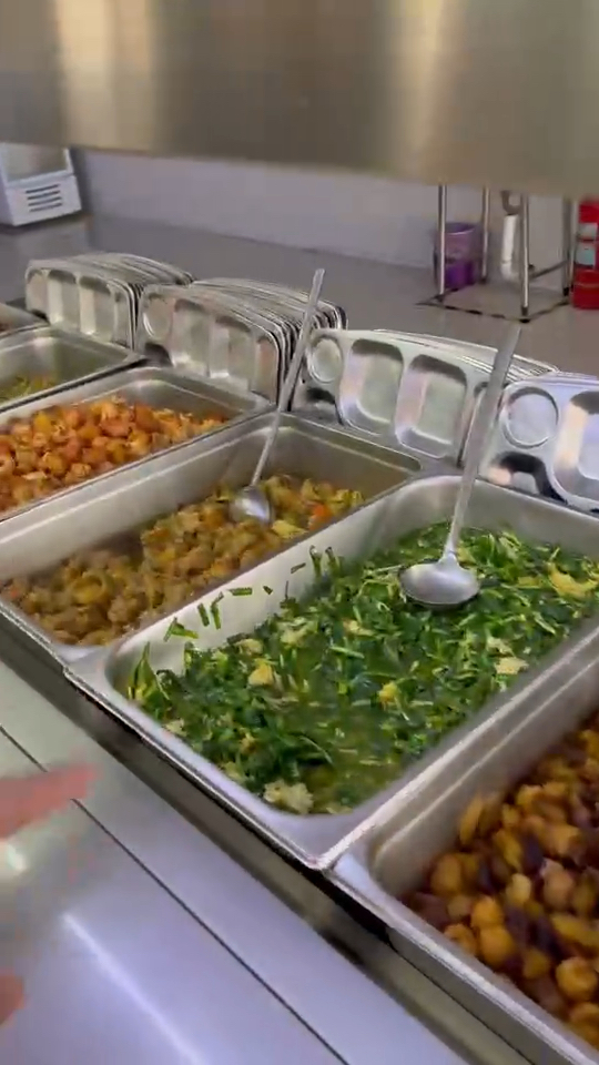 沈阳金源学校食堂的饭菜是同类学校中菜品比较丰富,味道很好吃的