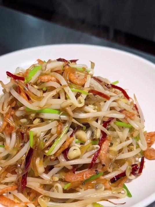 笨豆芽炒粉条。放点虾皮炒,比肉还香,家常饭最舒坦