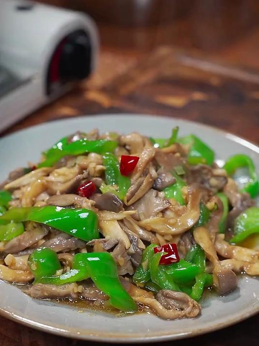 青椒炒蘑菇真的超级下饭