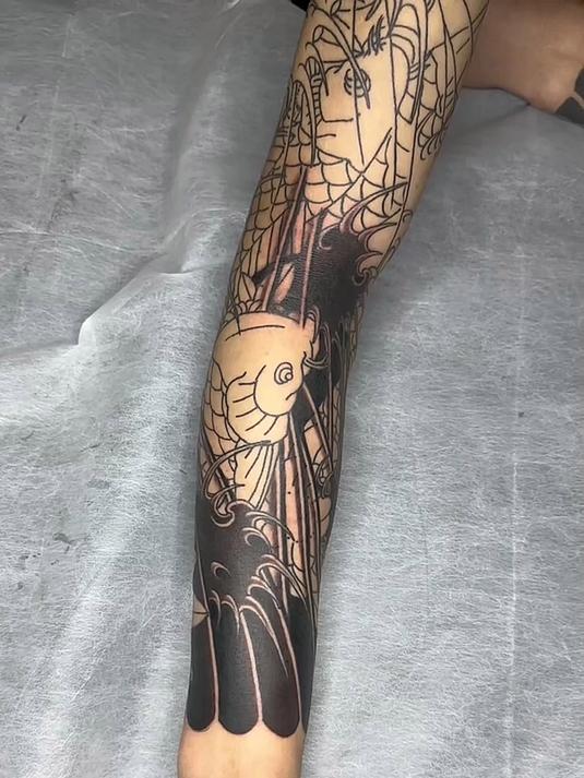 小伙子花臂纹身,非常的社会,你会喜欢有纹身的吗