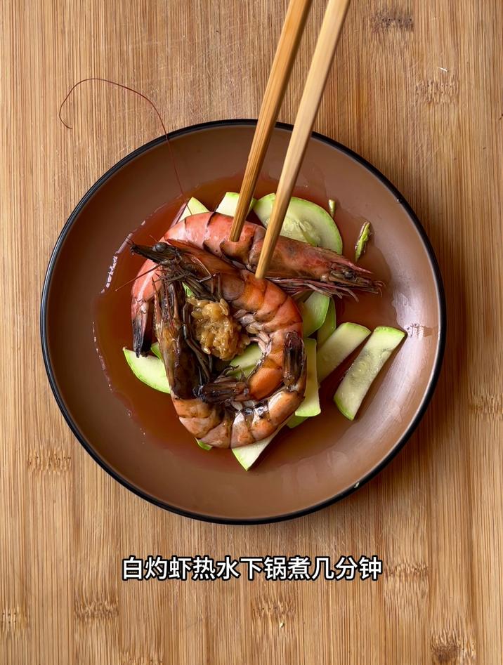 白灼虾热水下锅煮几分钟，像我这样煮3分钟就行