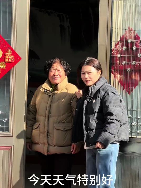 挖荠菜包饺子喽,虽说我是南方人但在北方长大,比较喜欢北方人的吃法,饺子好吃一吃一个不吱声