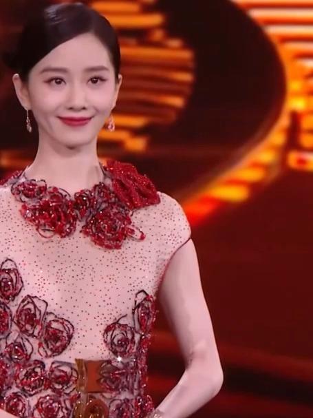 刘诗诗身姿有多绝？盘发穿新中式红裙，雪白天鹅颈太绝丨盛典