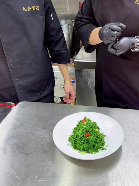 其他素菜我不敢说，但是草头这道菜，十个师傅有九个师傅都炒不好