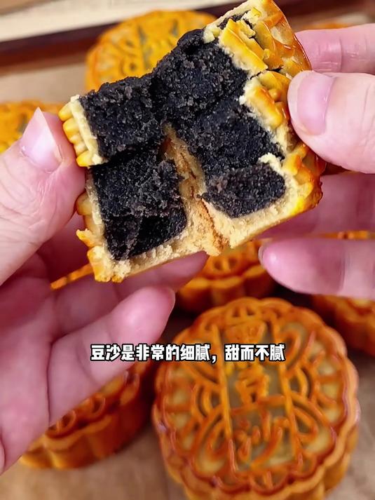 这款月饼靠柴火做,内馅是黑豆沙
