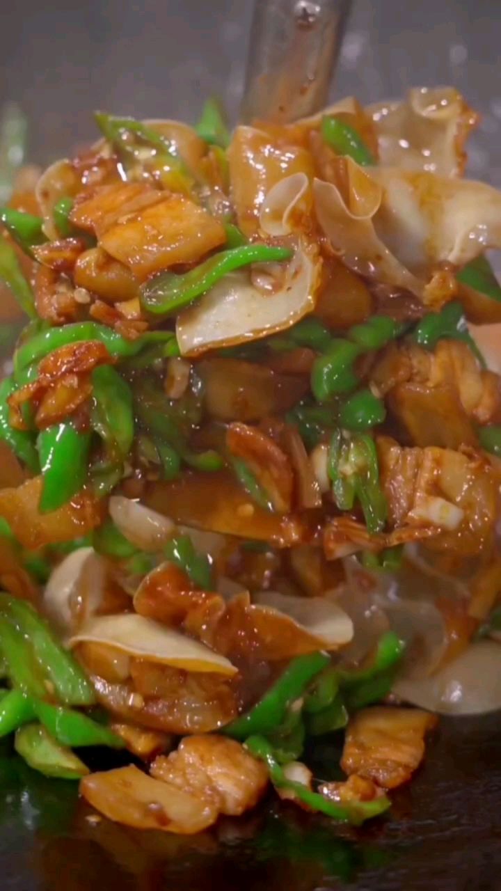 白玉木耳小炒肉可是湖南的招牌菜,汤汁拌饭都可以搞两碗的