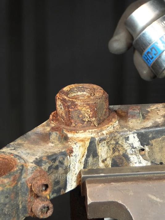 正确的锈死螺丝的取法原来是这样的。网友:这电动工具的力量真强