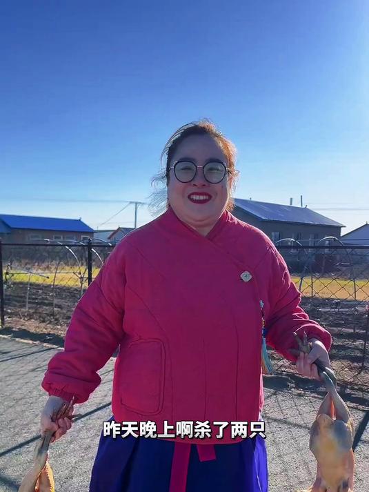 猫冬昨晚杀了两只鸡，今天搁点白菜粉条做个铁锅炖鸡