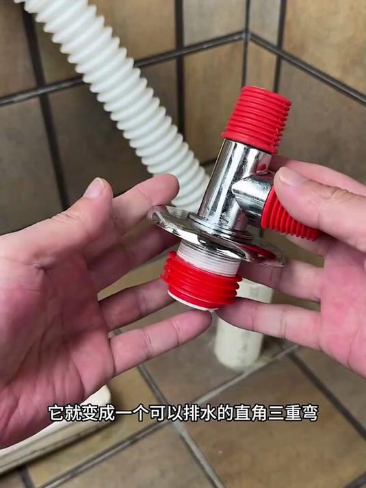 现在的洗衣机都是强排水模式不安装个专用接头排水时肯定会返溢!