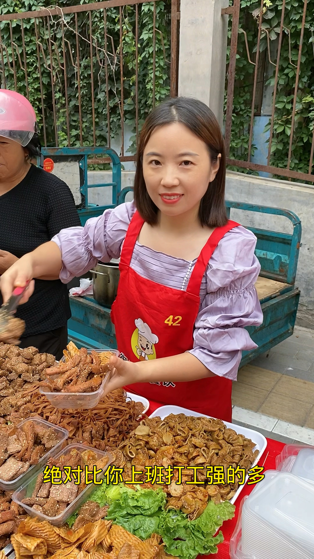 一个人夜市摆摊手撕素肉,出摊就围满了人,你们那里有吗